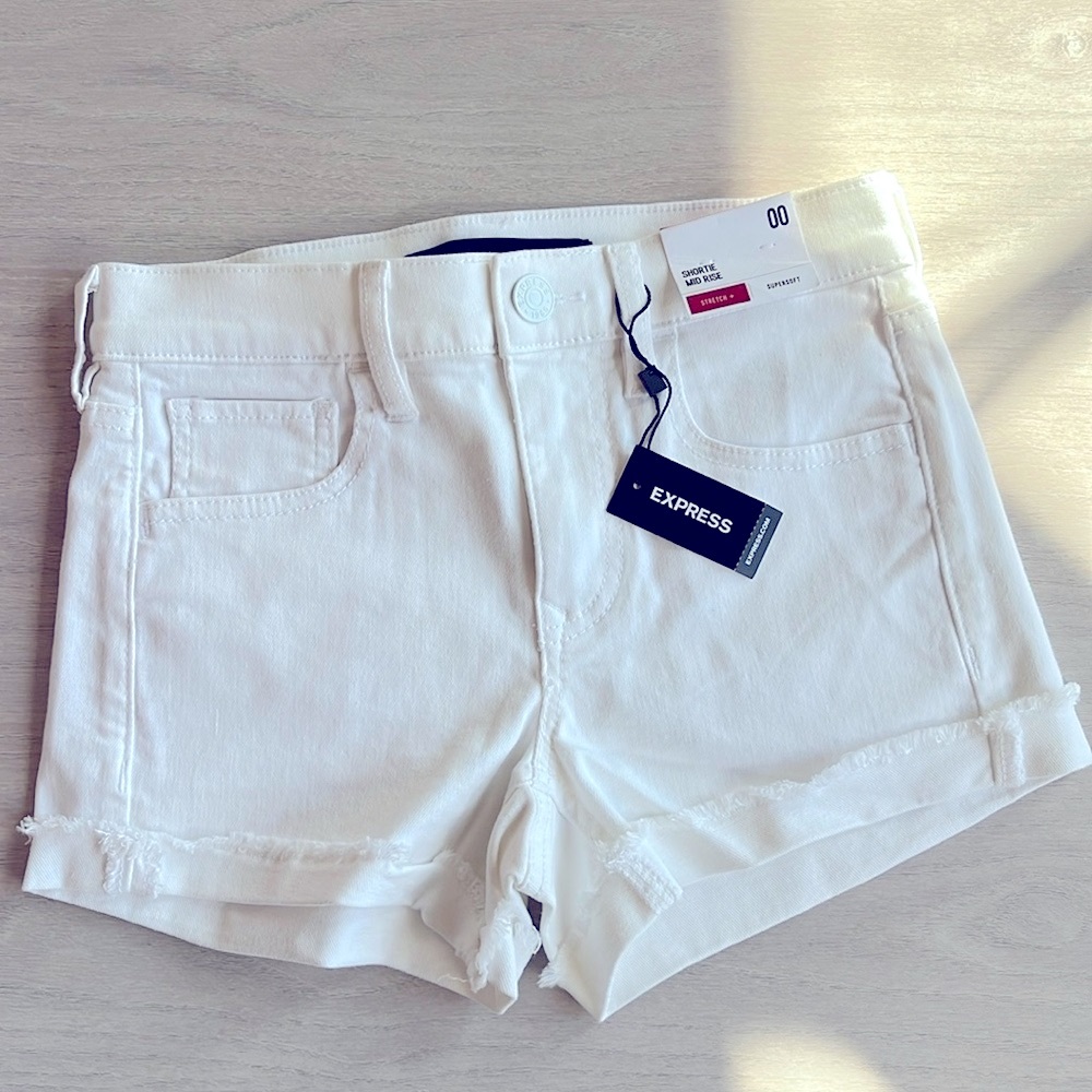 NWT. Size 00 Shorty midrise express white shorts.